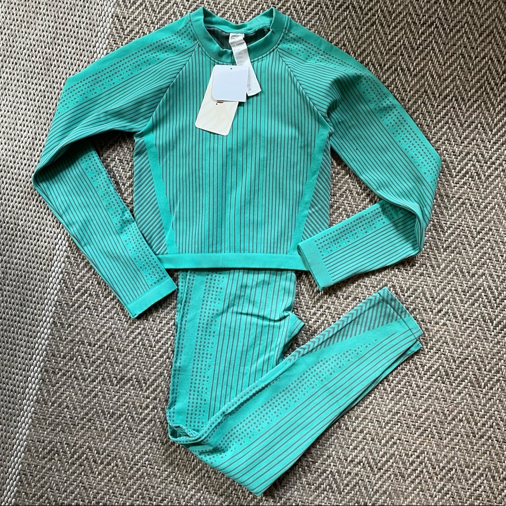 NWT Fabletics Seamless Dot Cropped Long-Sleeve
Top & Ultra High-Waisted Legging